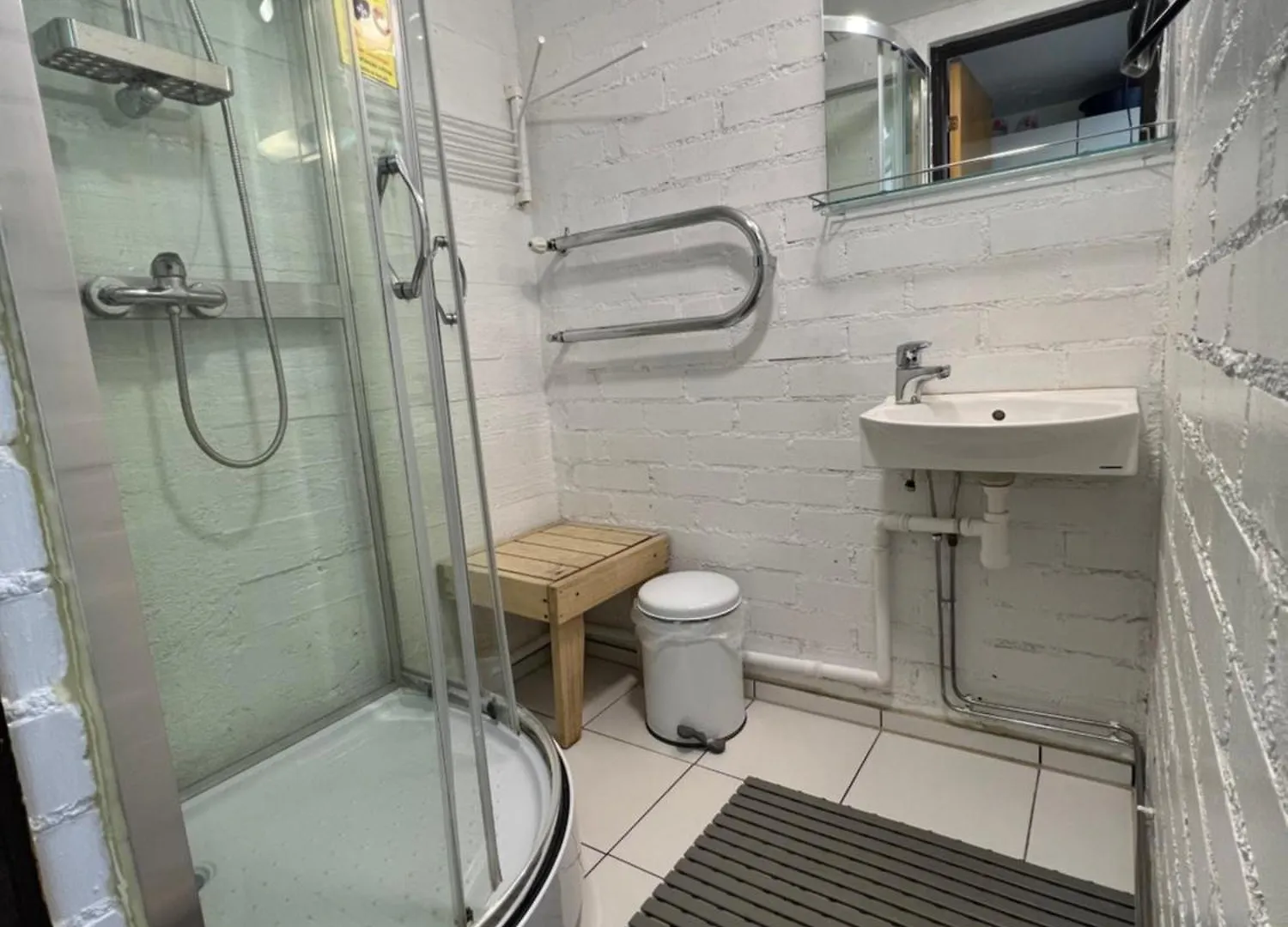 Office House Services 208 Helsinki Hostel