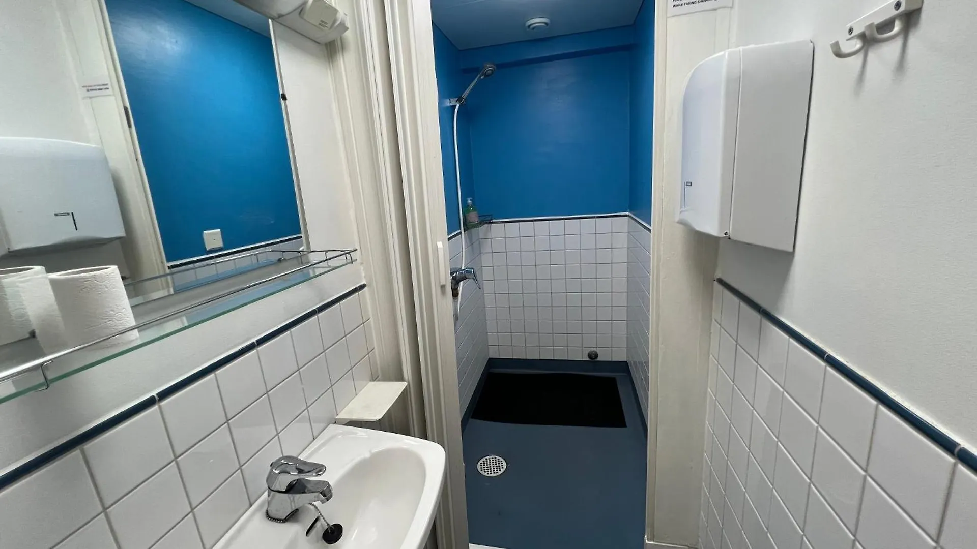 Office House Services 208 Helsinki Hostel
